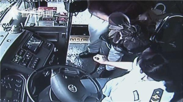 老人因坐过站要中途下车被拒 疯狂打骂女司机后跳窗逃跑