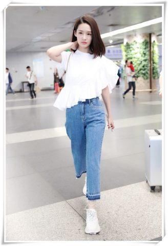 李沁穿白色荷叶边上衣搭配阔腿牛仔裤,网友:脚