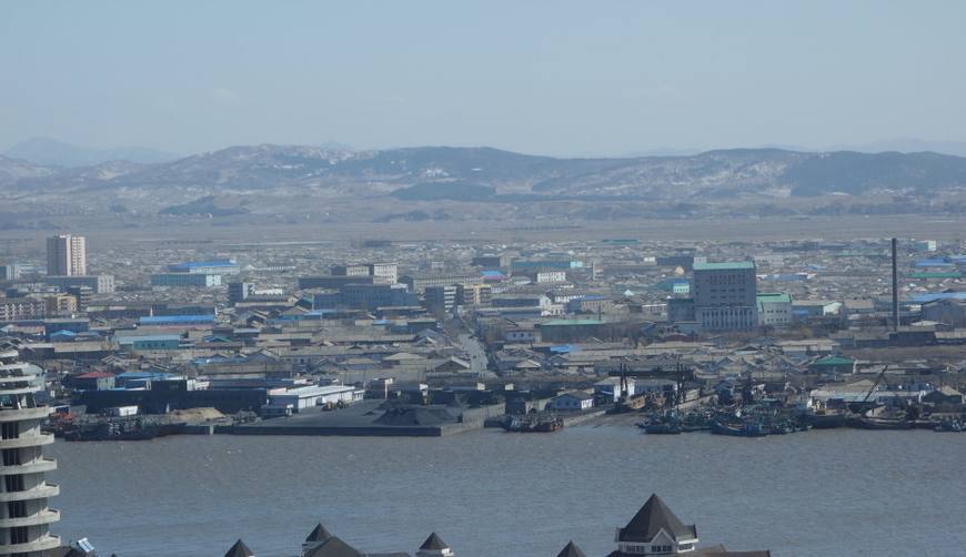 鸭绿江边的两座城市:中国丹东和朝鲜新义州对