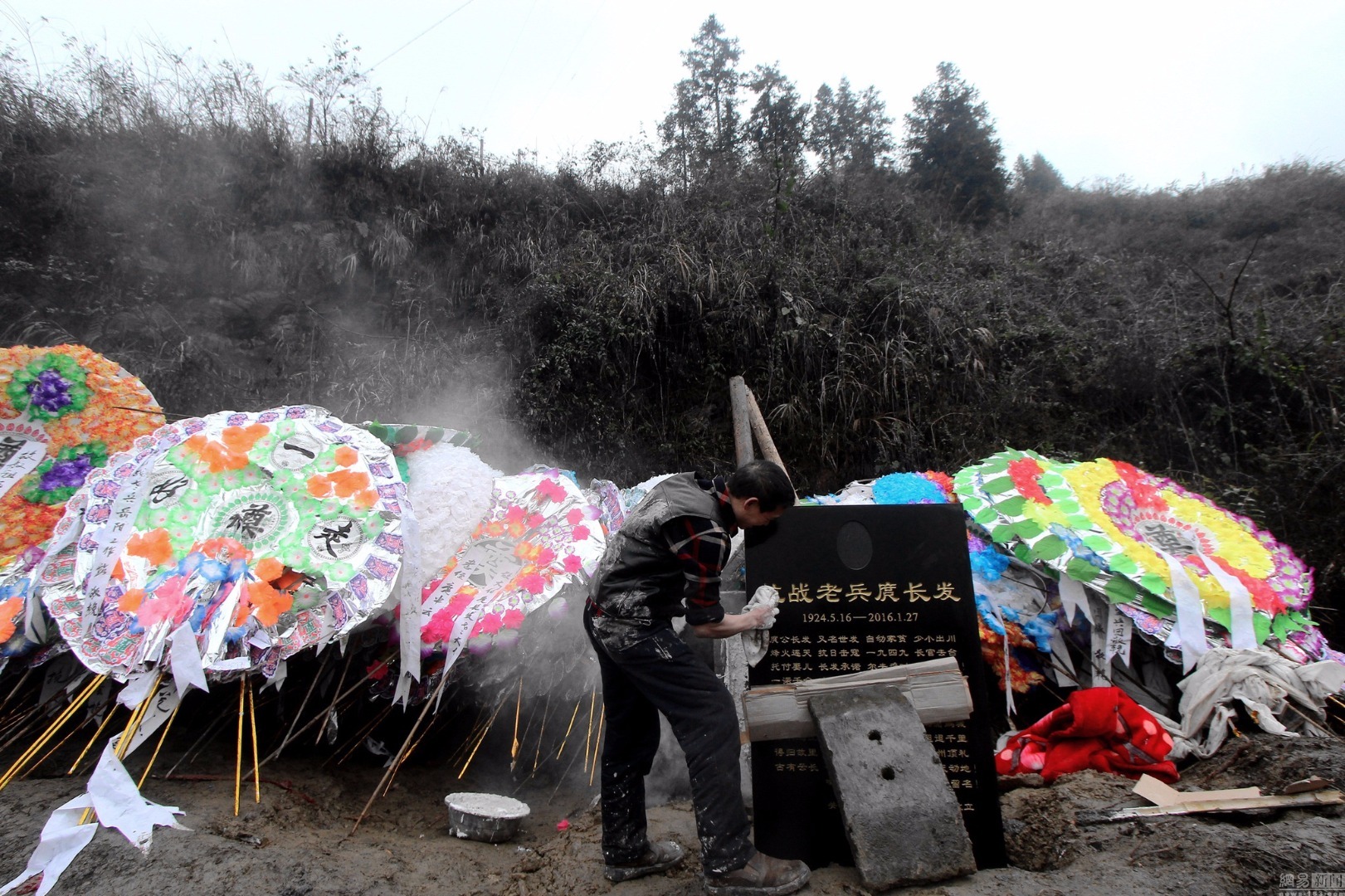 2016年1月27日清晨5时，回乡三个月的庹长发因病溘然逝世，长眠于故土。