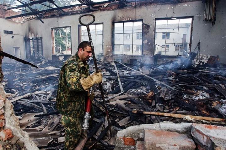 2004年9月1日上午9时30分左右，一伙头戴面罩、身份不明的武装分子突然闯入俄罗斯南部北奥塞梯共和国别斯兰市第一中学，将刚参加完新学期开学典礼的大部分学生、家长和教师赶进学校体育馆劫为人质，并在体育馆中及周围安放了爆炸物。