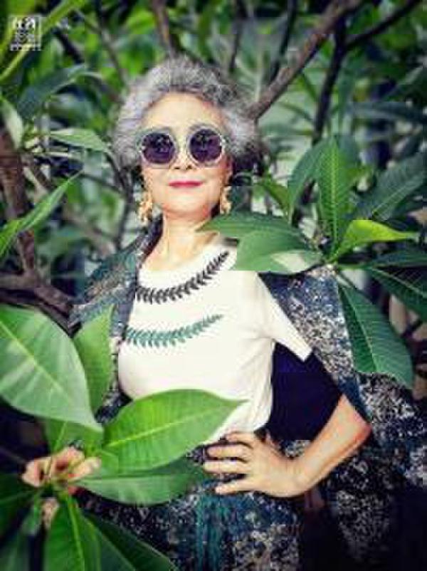 "中国最时尚奶奶"过七旬骑哈雷走大漠(图)