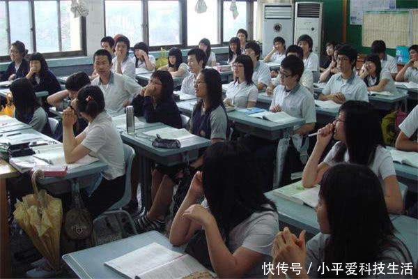 高中班主任身患重病,老班长组织同学聚会筹钱
