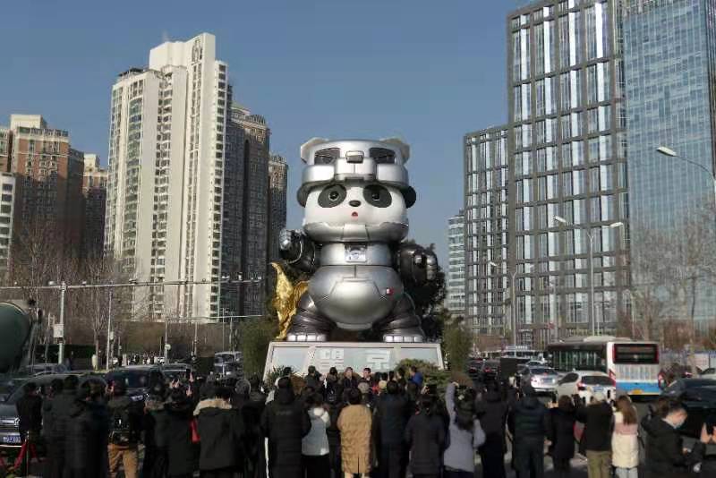 据悉,原来的熊猫母子雕塑是望京街道于2012年建设的,历经9年的日晒