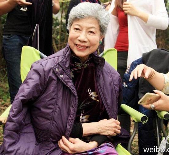 她輟學跑龍套,演鬼片一炮成名,83歲卻始終未婚