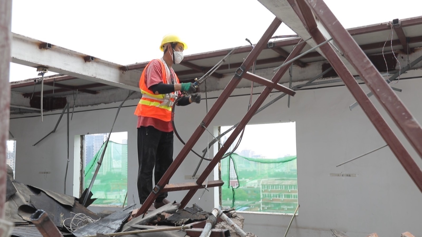 顶违建用作职工食堂 城管部门依法组织拆除