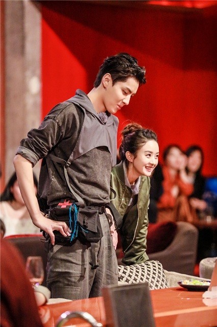 凡凡和颖宝的单车之旅简直不能更甜蜜.