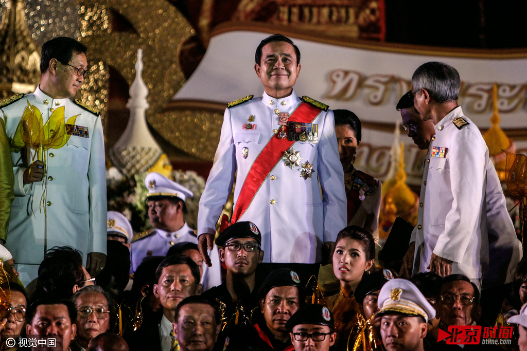 当地时间2014年12月5日，在泰国曼谷，泰国国王普密蓬-阿杜德迎来87岁寿辰，泰国皇室支持者聚集为其祈福。据悉，由于遵照医嘱，泰国皇室取消了国王公开露面会见支持者的行程。