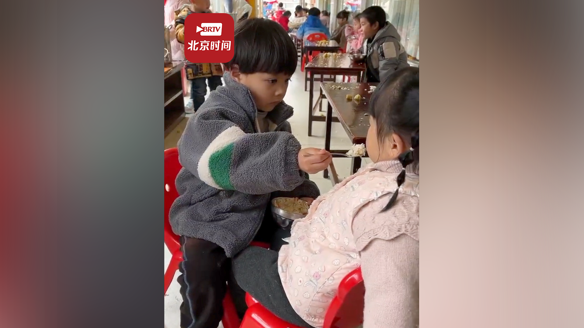 4岁小男孩给女同学喂饭有模有样 姐姐惊讶：他在家吃饭都得爸妈喂