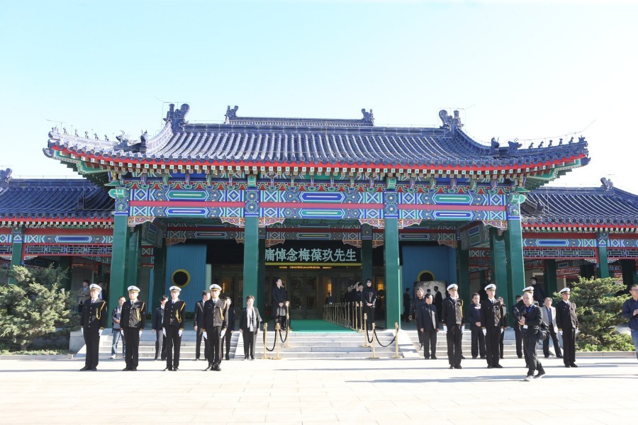 梅葆玖遗体告别式举行 弟子跪地痛哭