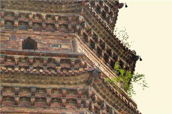 开封铁塔的前身是座木塔,位于开宝寺福胜院内,始建于太平兴国七年,也