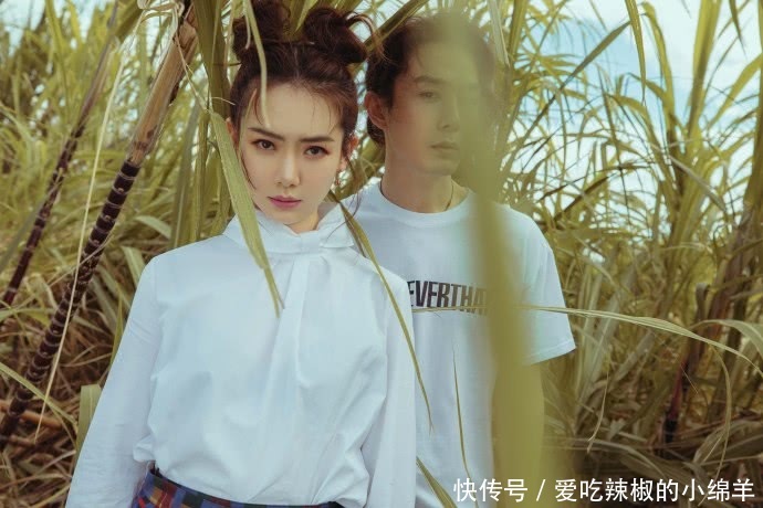 戚薇与李承铉旅游写真曝光,甜蜜依偎深情对视