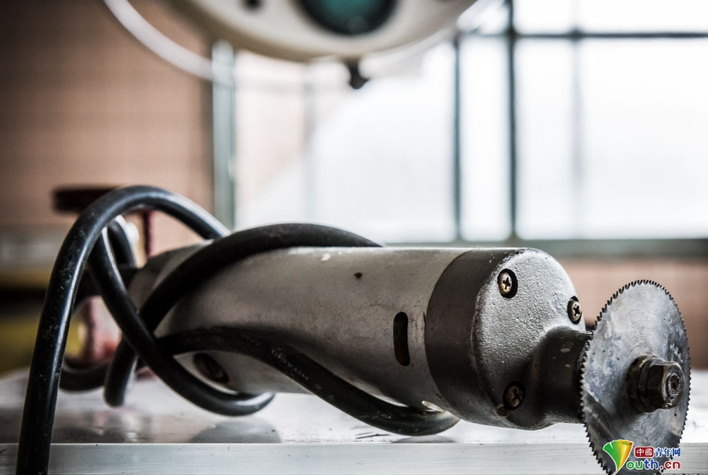 一名摄影师在日本发现了一家被遗弃的医院，好奇心促使他推开了虚掩的大门，发现了破败建筑物中大批的遗留物品。