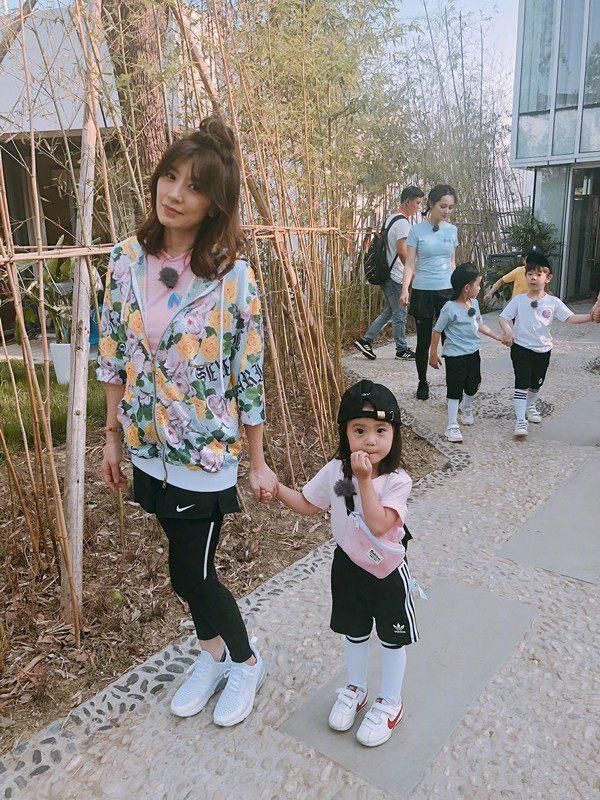 梧桐妹13岁身高直追贾静雯,生日有波妞和咘咘