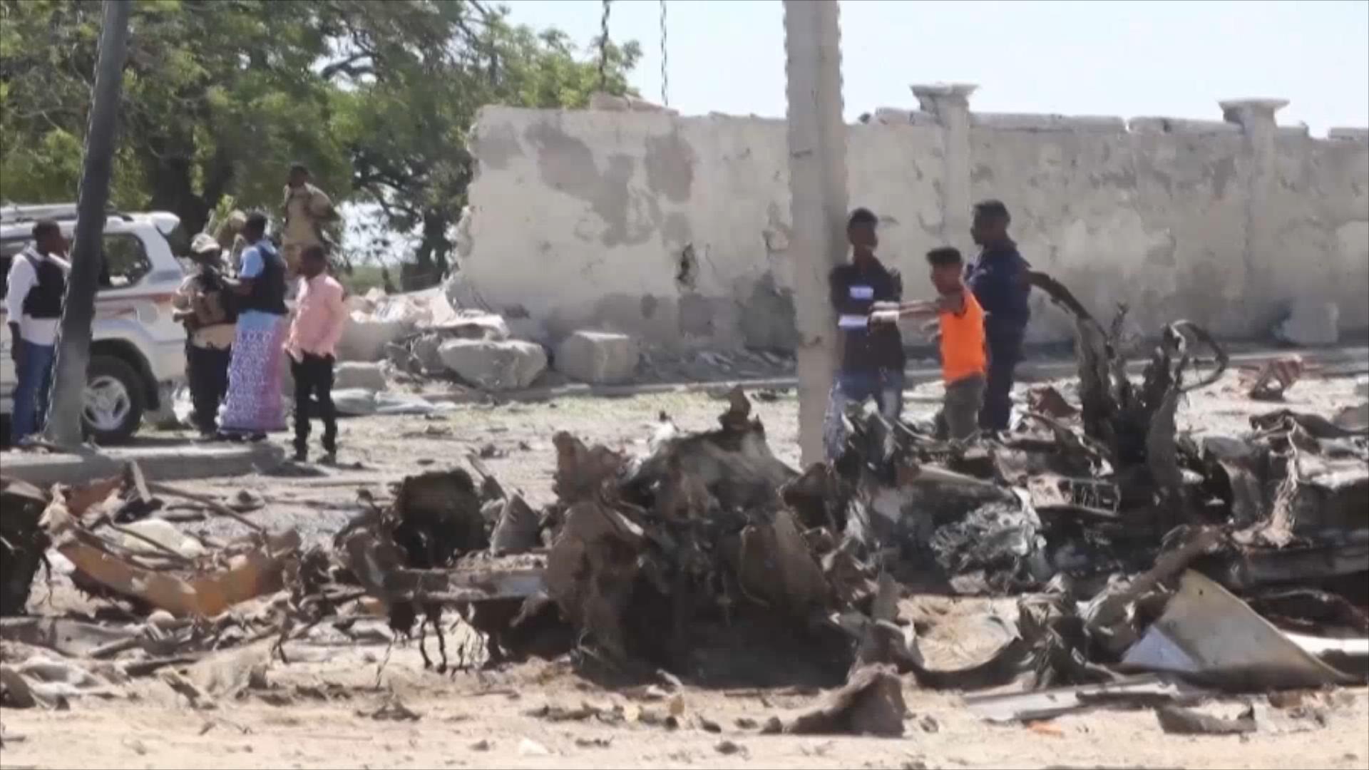 索马里首都自杀式汽车炸弹袭击致近20人伤亡