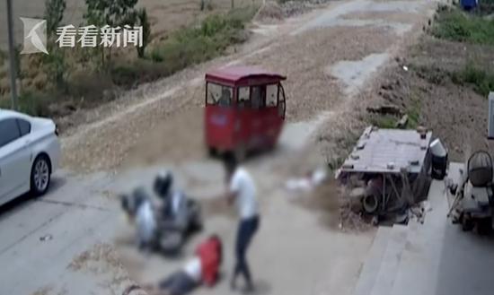 村民路中央晒麦草致宝马侧滑 1名女子被撞飞身亡 村民路中央晒麦草致宝马侧滑 1名女子被撞飞身亡