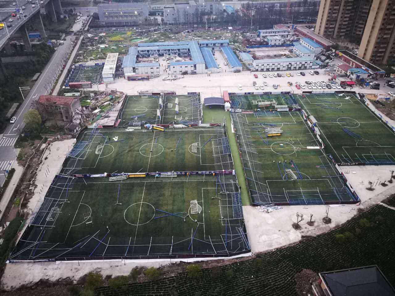 球场目前已拆除了周边围网和灯杆，现场一片狼藉。足球场相关负责人介绍说，奥山足球场于去年6月17日被武昌区杨园街执法中队下达《强制拆除决定书》，并于今年2月27日对围网和灯杆进行拆除且停止营业，现已停止三个多月未得到有效解决。