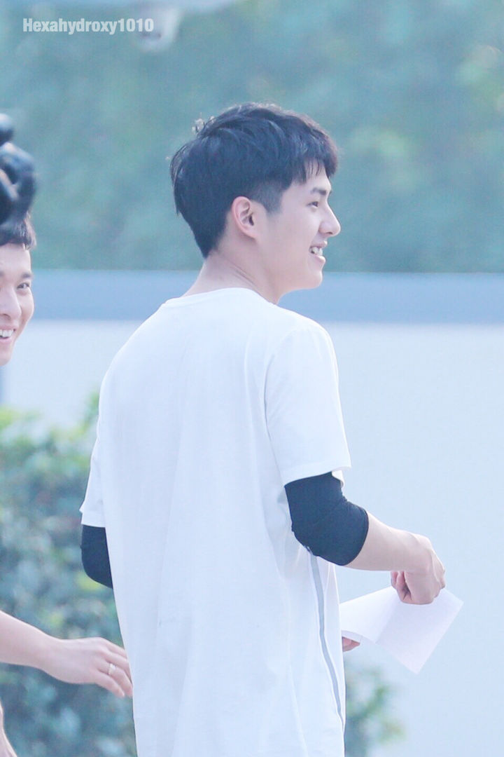 [刘昊然][新闻]170506 刘昊然《高能少年团》广州录制路透曝光:浑身湿透成汗宝宝