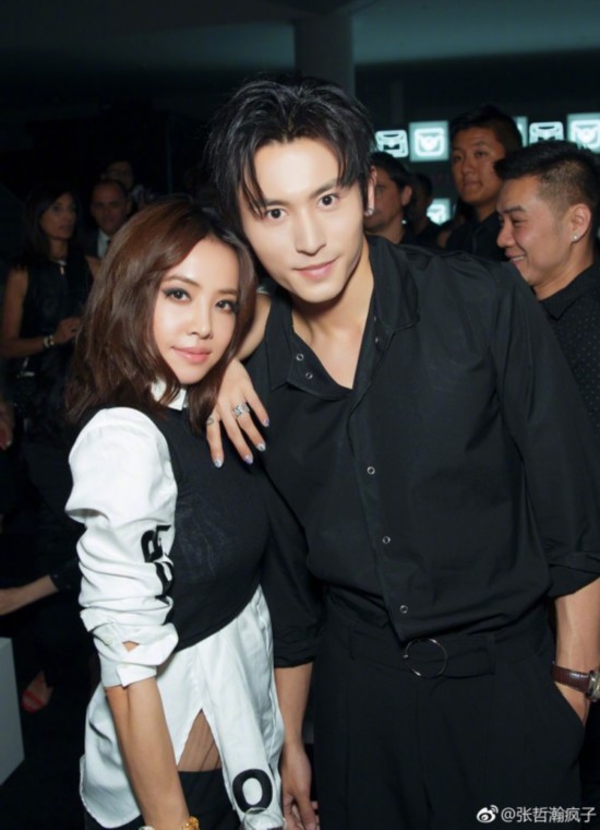 张哲瀚现身时尚活动 化身"不羁撕漫男"