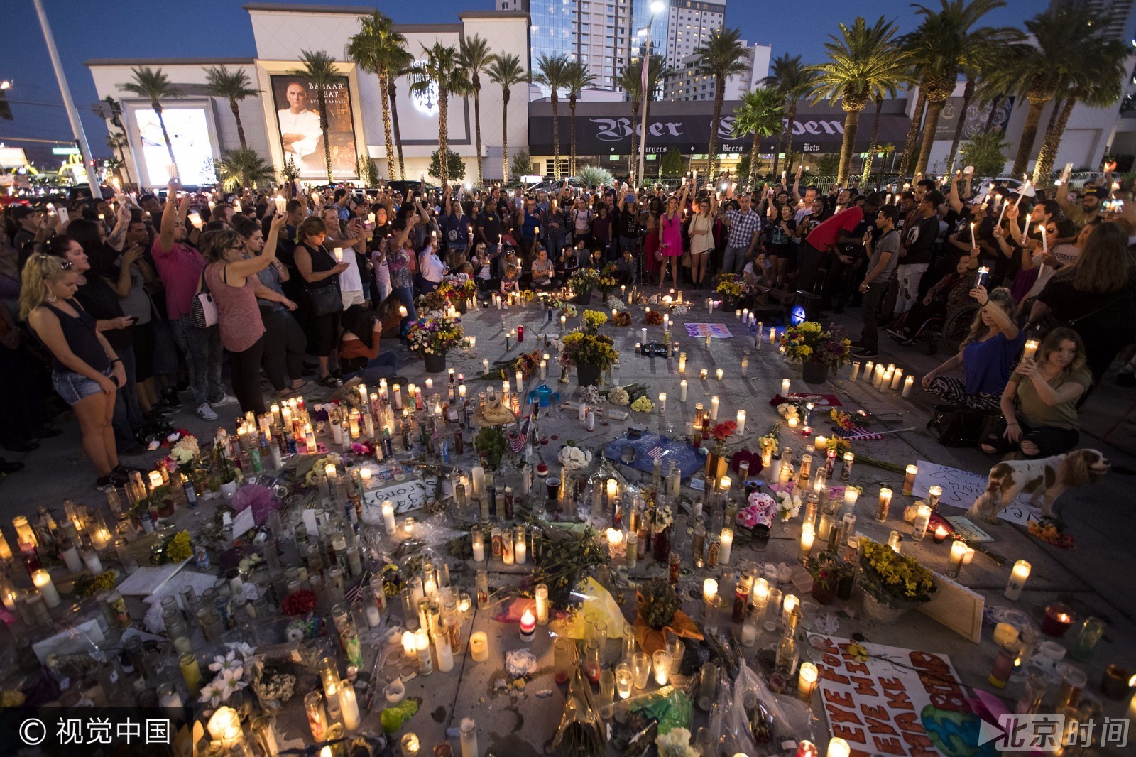 美国民众参加烛光守夜 纪念拉斯维加斯枪击案一周