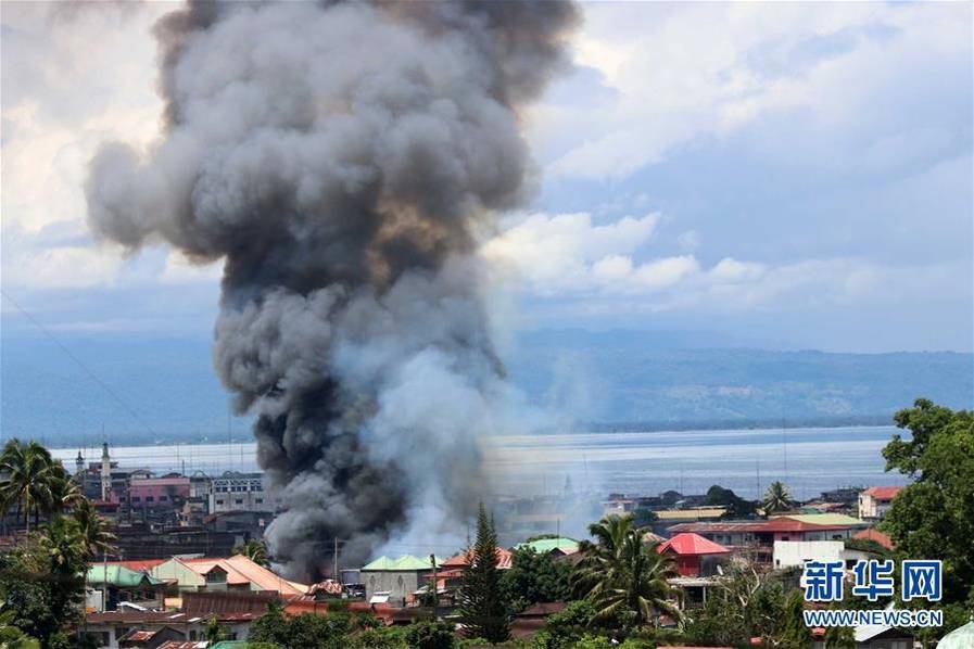 5月27日，菲律宾南部棉兰老岛，空袭造成的浓烟升起。在菲律宾南部棉兰老岛马拉维市附近督战的菲律宾总统杜特尔特26日告诉军队士兵，马拉维巷战中出现了外国武装分子身影，这说明极端组织“伊斯兰国”已经在南部棉兰老岛获得了立足点。菲律宾政府军证实，马拉维市的激战已经致使至少44人丧生。