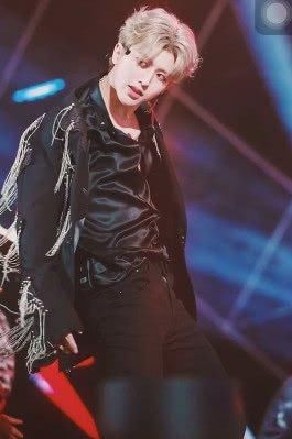 朱正廷的杀手锏是露腹肌,但蔡徐坤轻扯衣领就