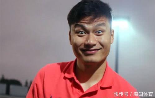 骂我的人有种出来!国足运动员彻底怒了:边喝着