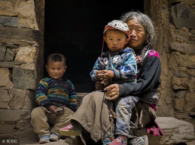 农妇打水失踪,丈夫找了9天没找见,村口乞丐带