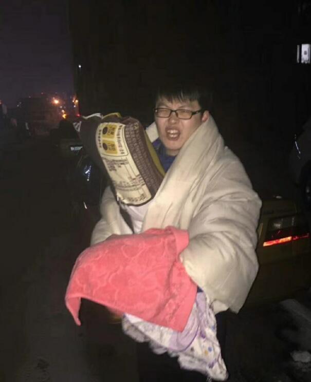 一名男学生带上了棉被枕头。
