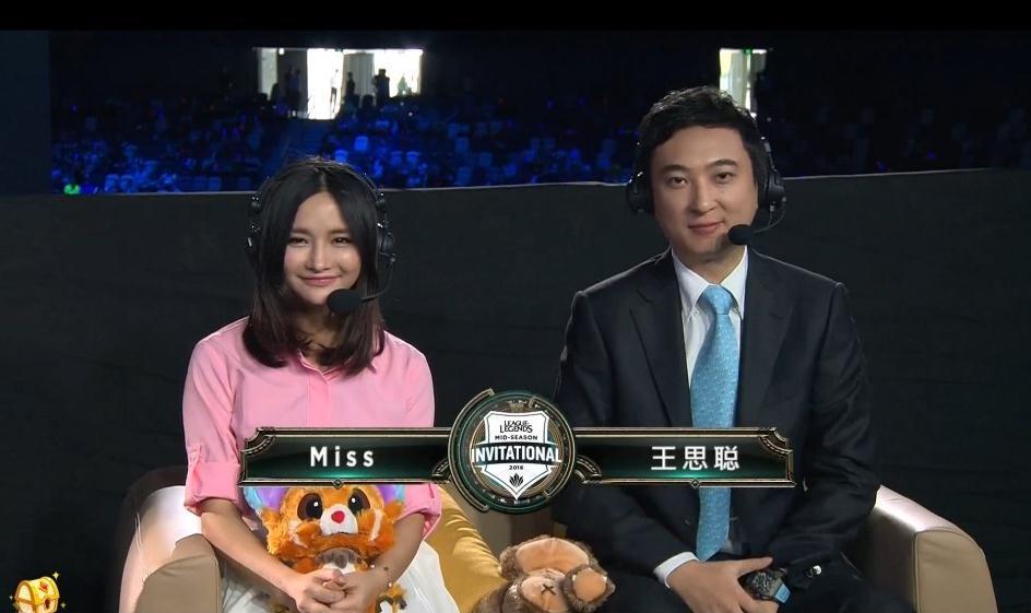 接地气！王思聪穿正装当解说员 台下啃三明治