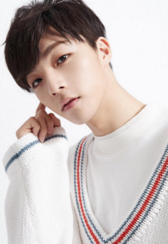 陈立农日本歌舞街跳舞没人理,网友:最怕空气突