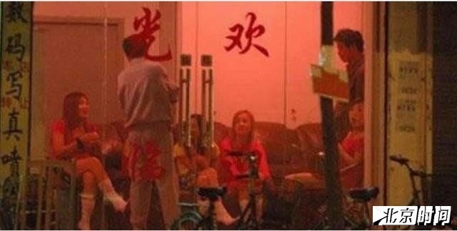 城中村的发廊白天总是闭着门，到了傍晚，就亮起粉红色的灯，那灯光是暧昧的，特别对于打工者，里面的店员穿着妖艳，有一个心直口快的女同事说，我要是男人，一定要去里面看看是干什么的。