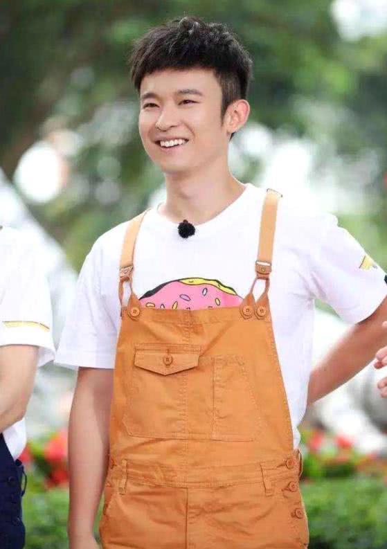 鹿晗王俊凯穿背带裤青春气息满满,杨洋王源吴
