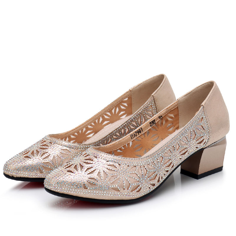 中年妈妈穿高跟鞋,太累脚!试试这妈妈鞋,穿的舒