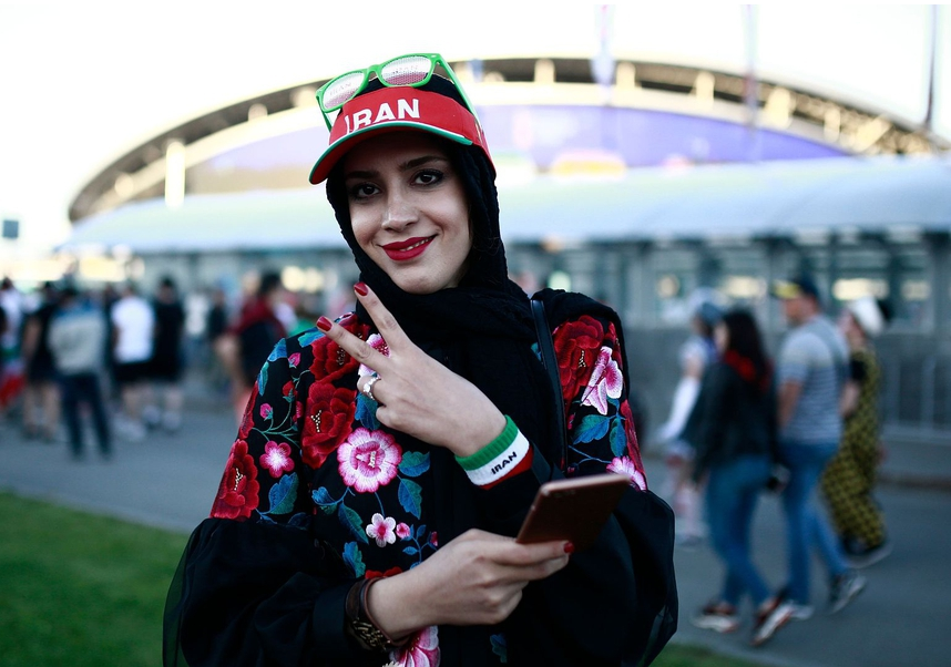 在西班牙VS伊朗比赛之前，伊朗官方宣布允许女性前往德黑兰的阿扎迪球场看比赛直播，这是1980年以来，伊朗第一次允许女性去球场观看足球比赛。