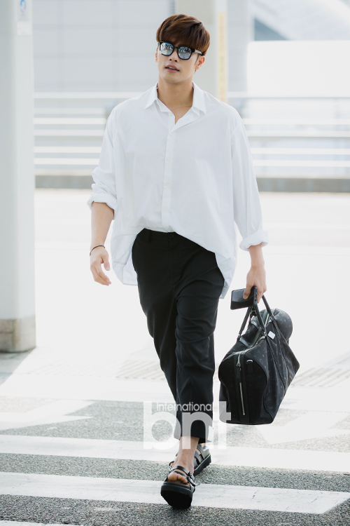 机场走台步!"傲娇总裁"成勋大长腿亮相 完美模特身材