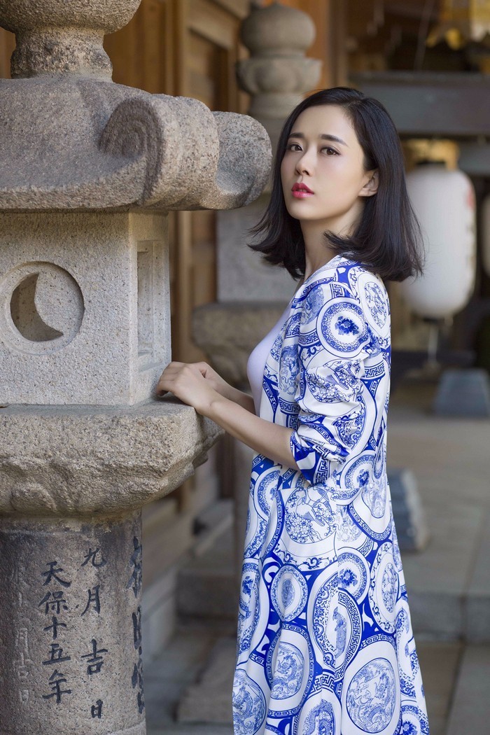 颜丹晨曝圣诞清新写真 大长腿性感撩人