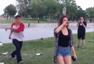 搞笑gif:打篮球还非得秀恩爱,结果被同学羞辱了