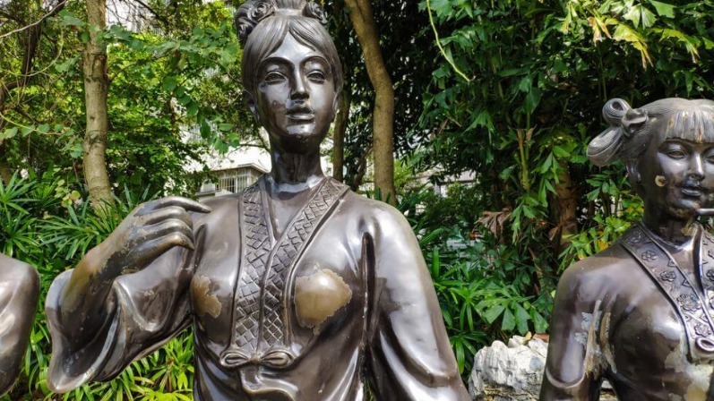 最尴尬的雕塑：“刘三姐”被游客摸到掉漆