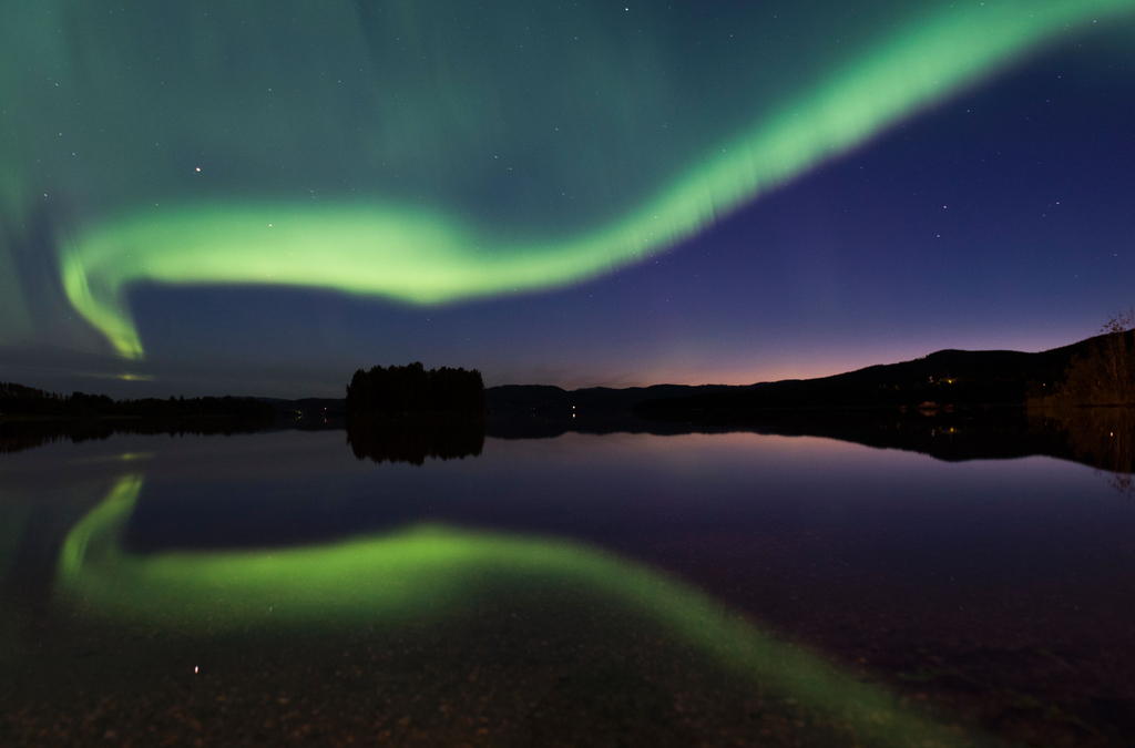 瑞典北极光点亮夜空 宛如绿色游龙