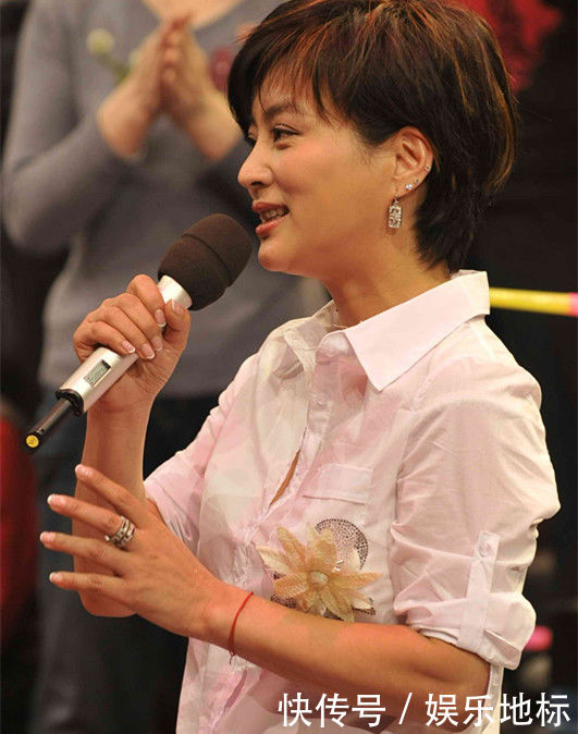 一代甜歌皇后,独自抚养的儿子酷似吴亦凡,自己