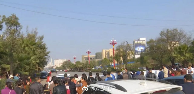 楚雄格林天城小区业主堵路讨说法!不买车位车