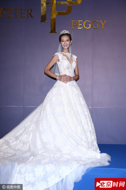 新娘林静仪幸福的表示终于可以光明正大的给何润东探班了。