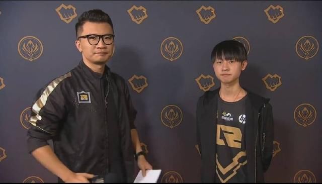 RNG艰难翻盘双杀FNC,小虎英文台采访遭嘲讽