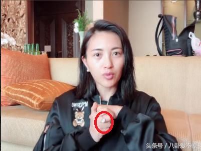 包文婧分享护肤心得:面膜控!不忘晒手上的钻戒