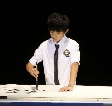 赵丽颖抽烟吊炸天;男星最怕与唐嫣合影