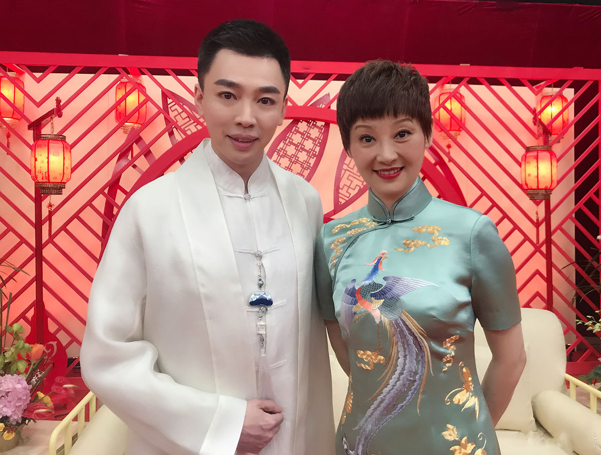 徐帆穿旗袍现身北京春晚,心情未受影响_北京时间