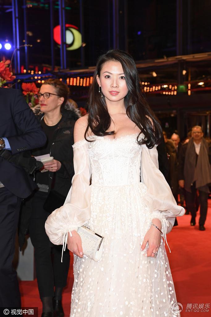 韩国演员金敏喜白裙美胸亮相柏林开幕红毯