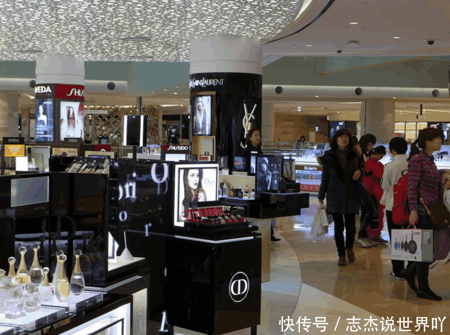 中国人去韩国免税店排队买面膜与香烟,韩国美
