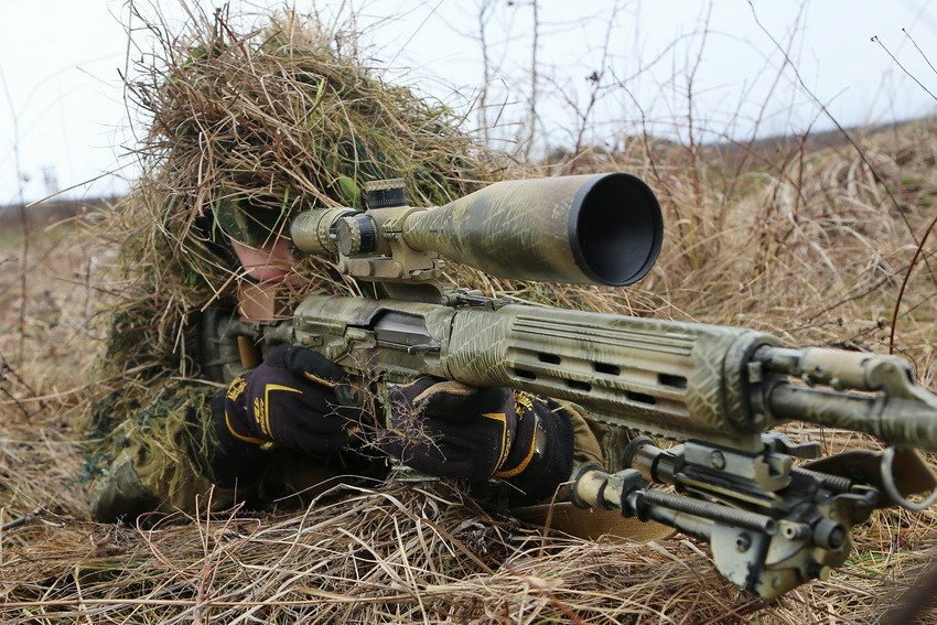 俄军狙击手秀伪装技术:迷彩狙击枪 俄军狙击手秀伪装技术:迷彩狙击枪